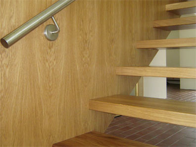 Gerade Treppe mit Geländerwand