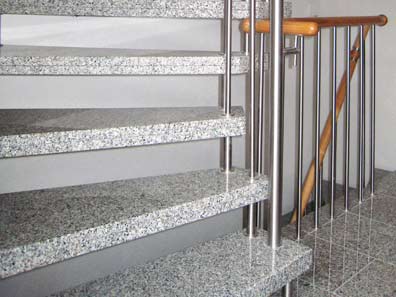 Treppe mit Stufen aus Granit